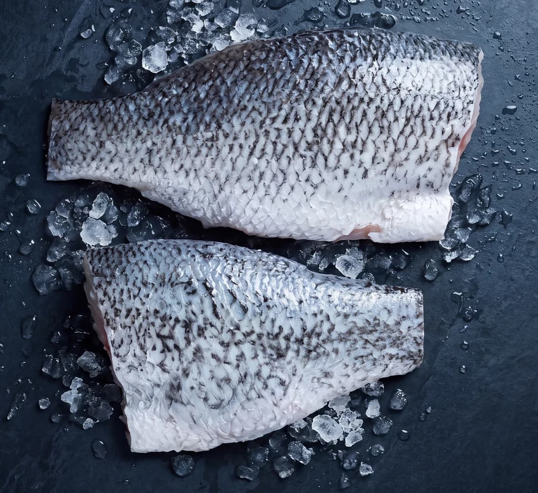 薄鹽鱸魚切塊清肉魚皮面商品情境圖與石板碎冰