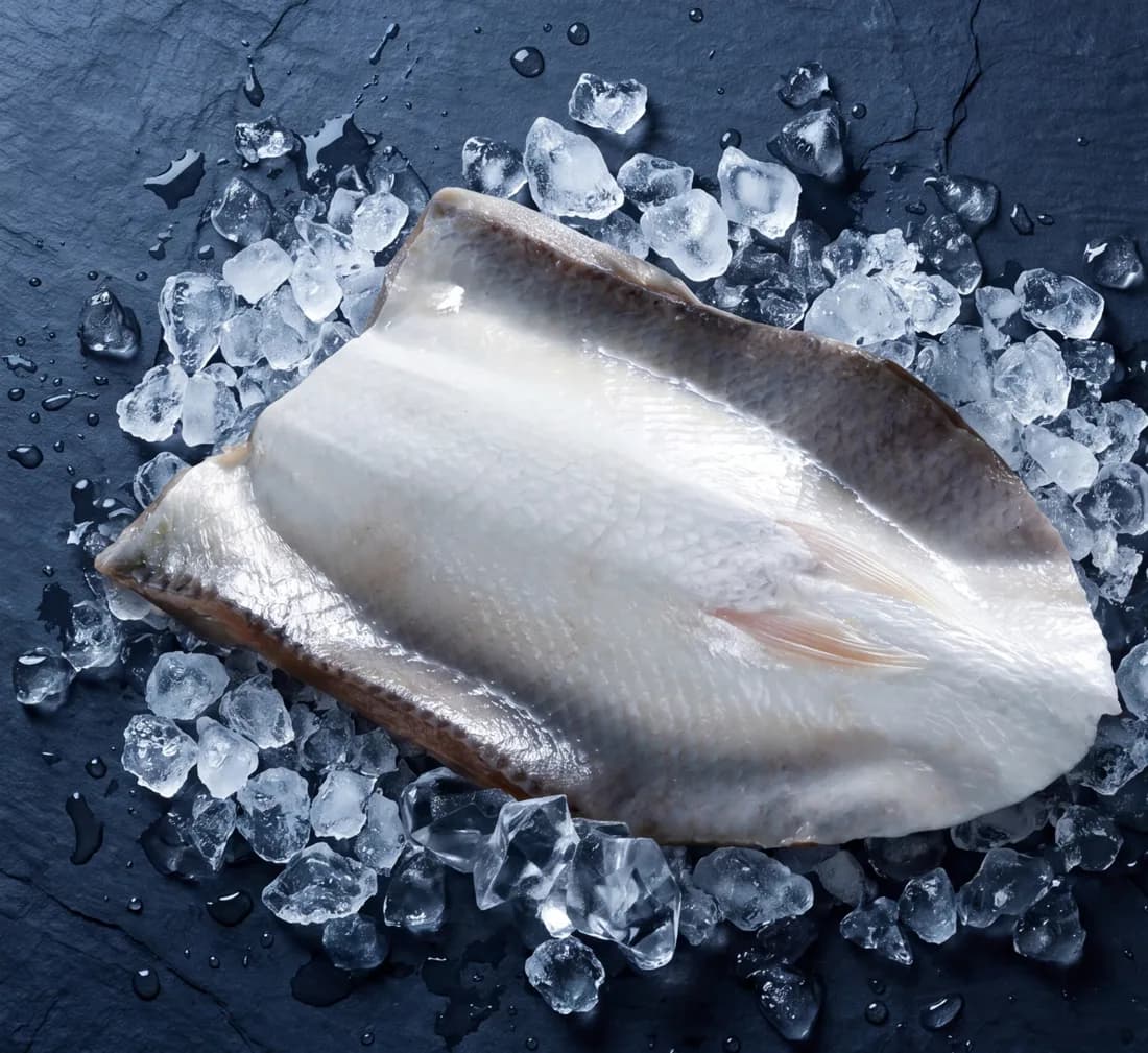 虱目魚肚商品情境圖搭配深色石板與碎冰