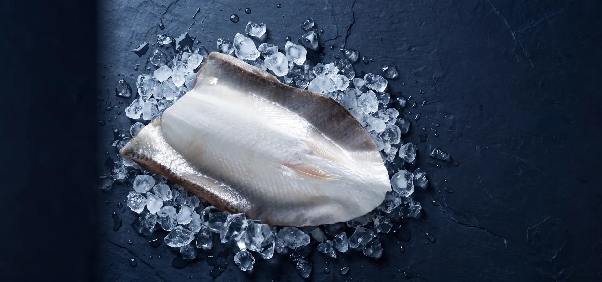 988 廚房虱目魚肚商品情境圖搭配深色石板與碎冰